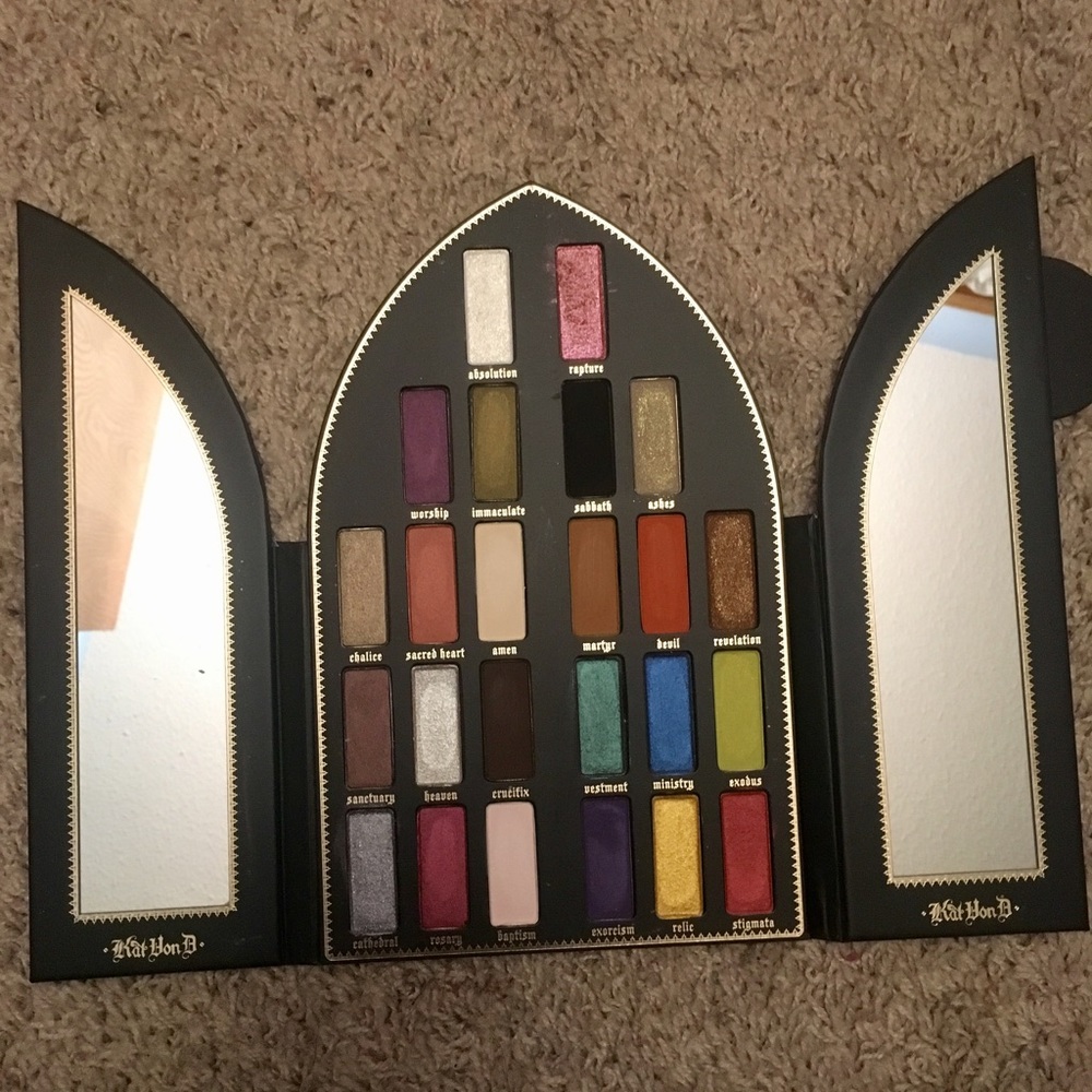 ✖️SOLD✖️Kat Von D Saint & Sinner Palette